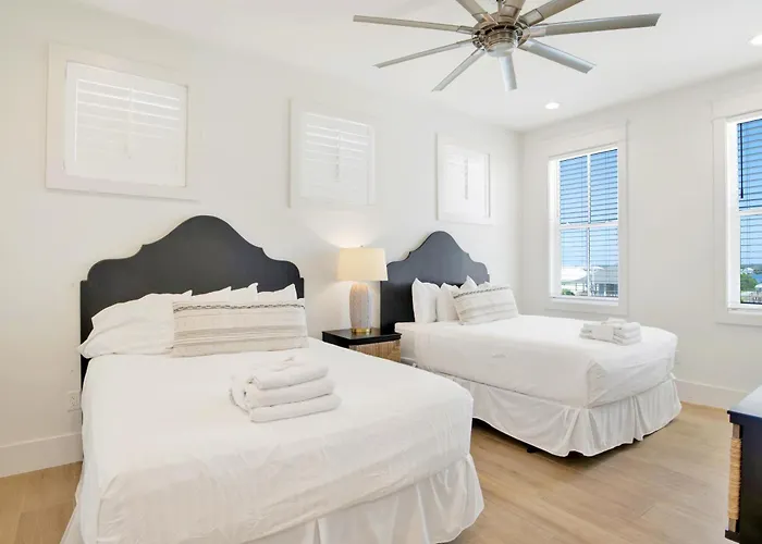Seaside West 12 Bdrm, 115 Bath, Private Pools, Sleeps 36 Holiday home